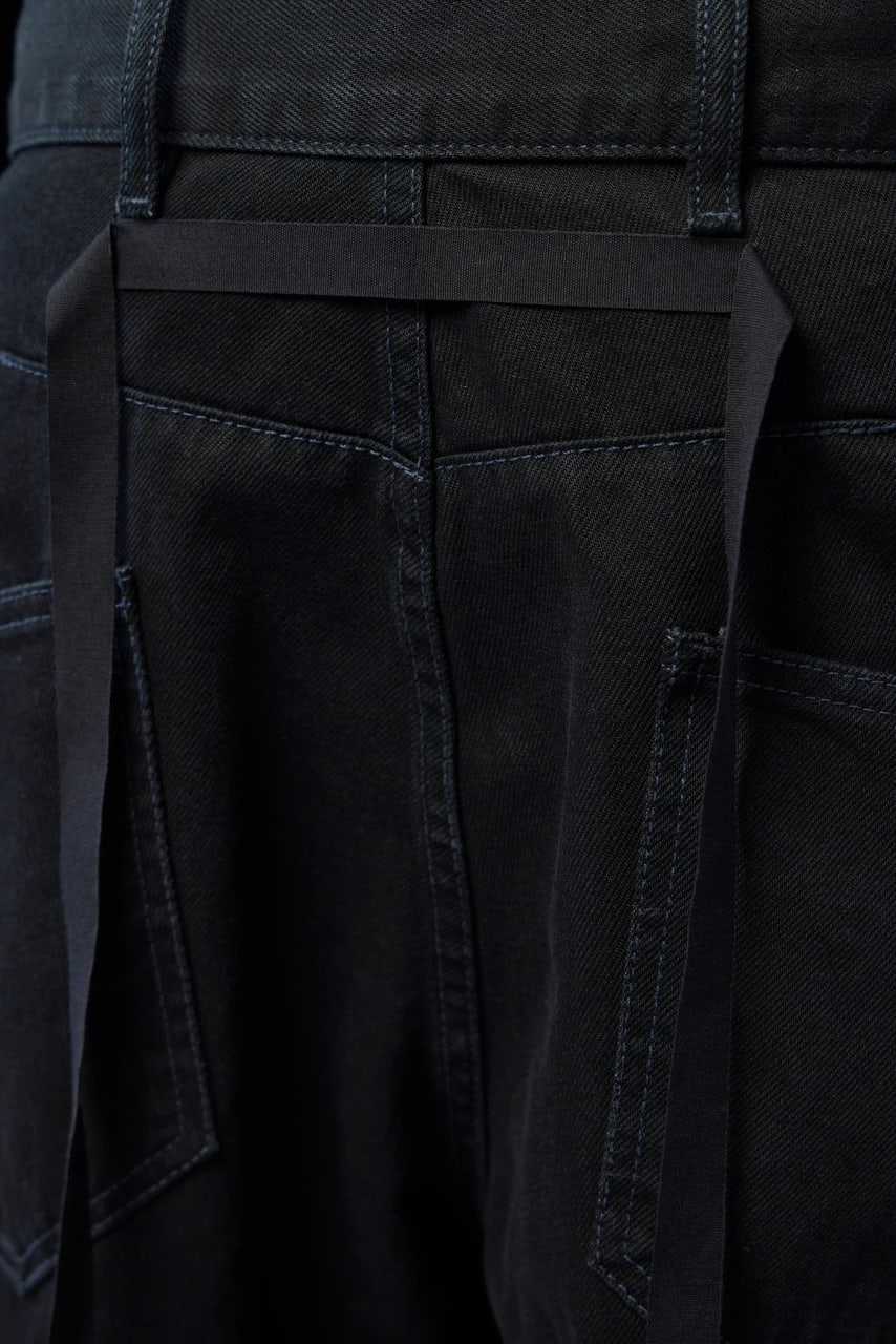 Close on the back: belt loops and straps over the pocket.